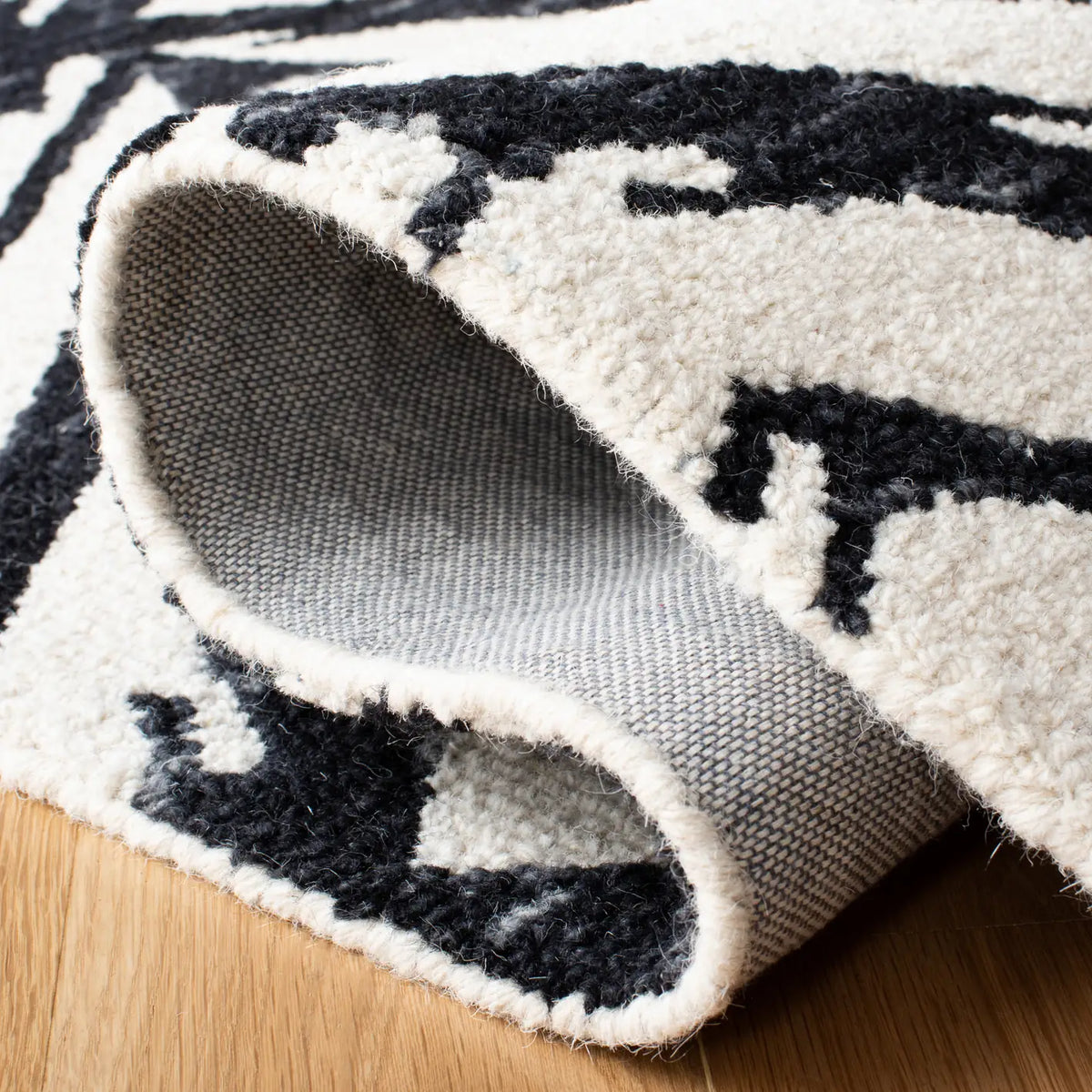 Safavieh Metro 5'-0" x 8'-0" Rug in Black / Ivory