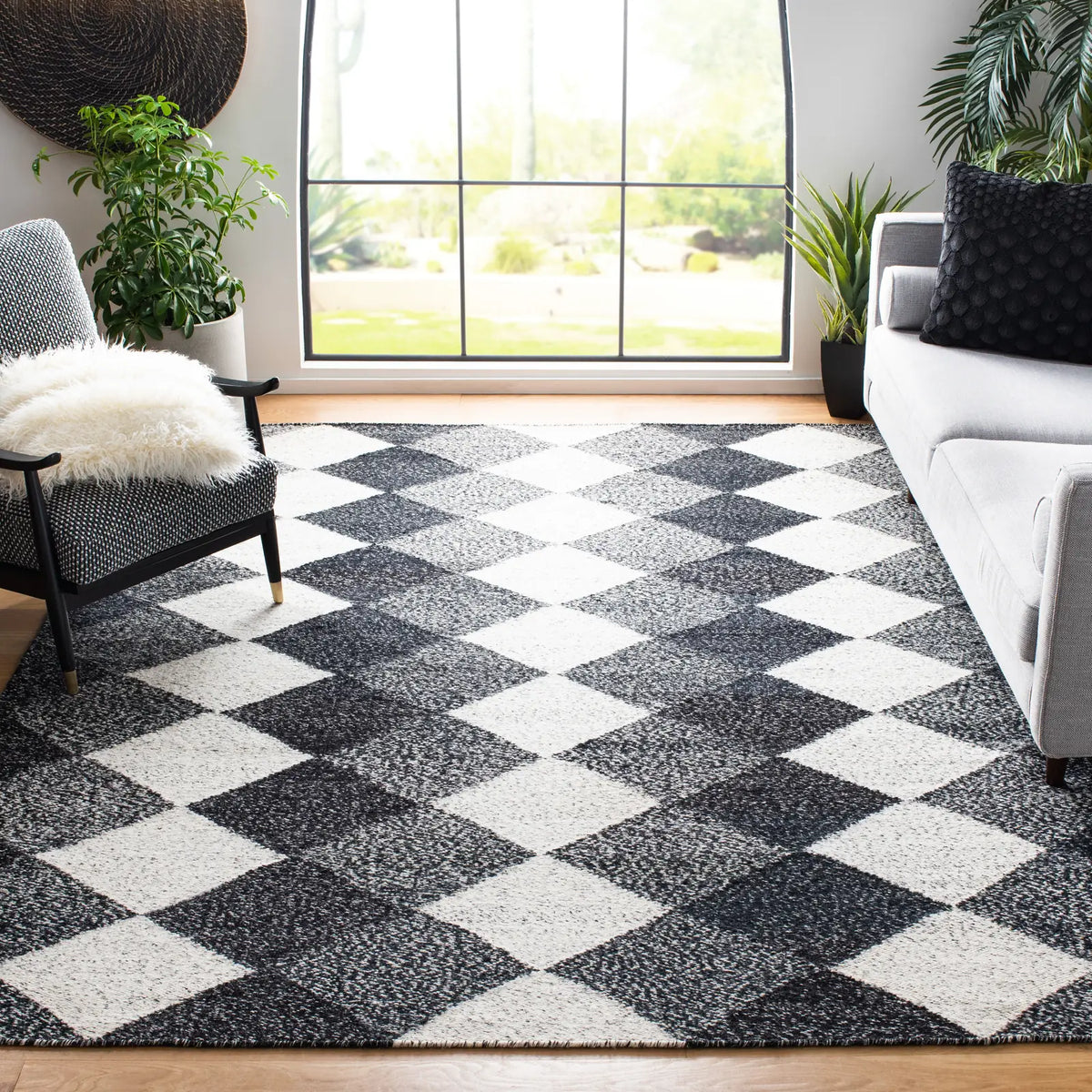 Safavieh Kilim 8'-0" x 10'-0" Rug in Black / Ivory