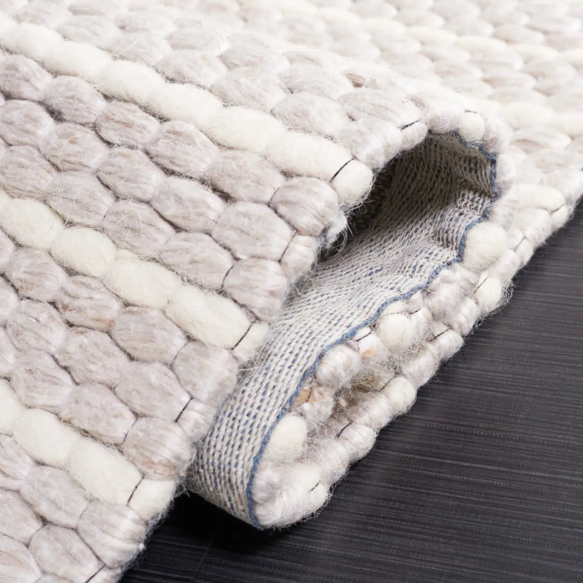 Safavieh Marbella 4'-0" x 6'-0" Rug in Beige / Ivory