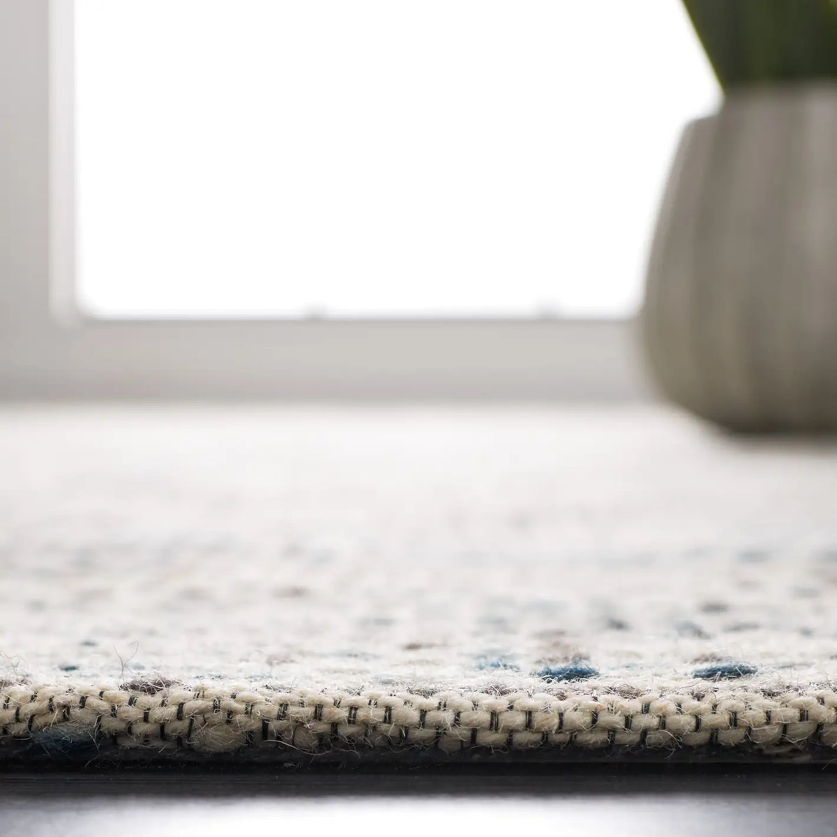 Safavieh Marbella 4'-0" x 6'-0" Rug in Denim / Beige