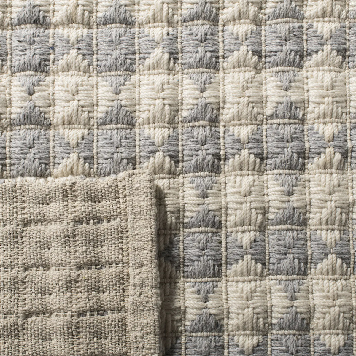 Safavieh Natura 5'-0" x 8'-0" Rug in Silver / Ivory