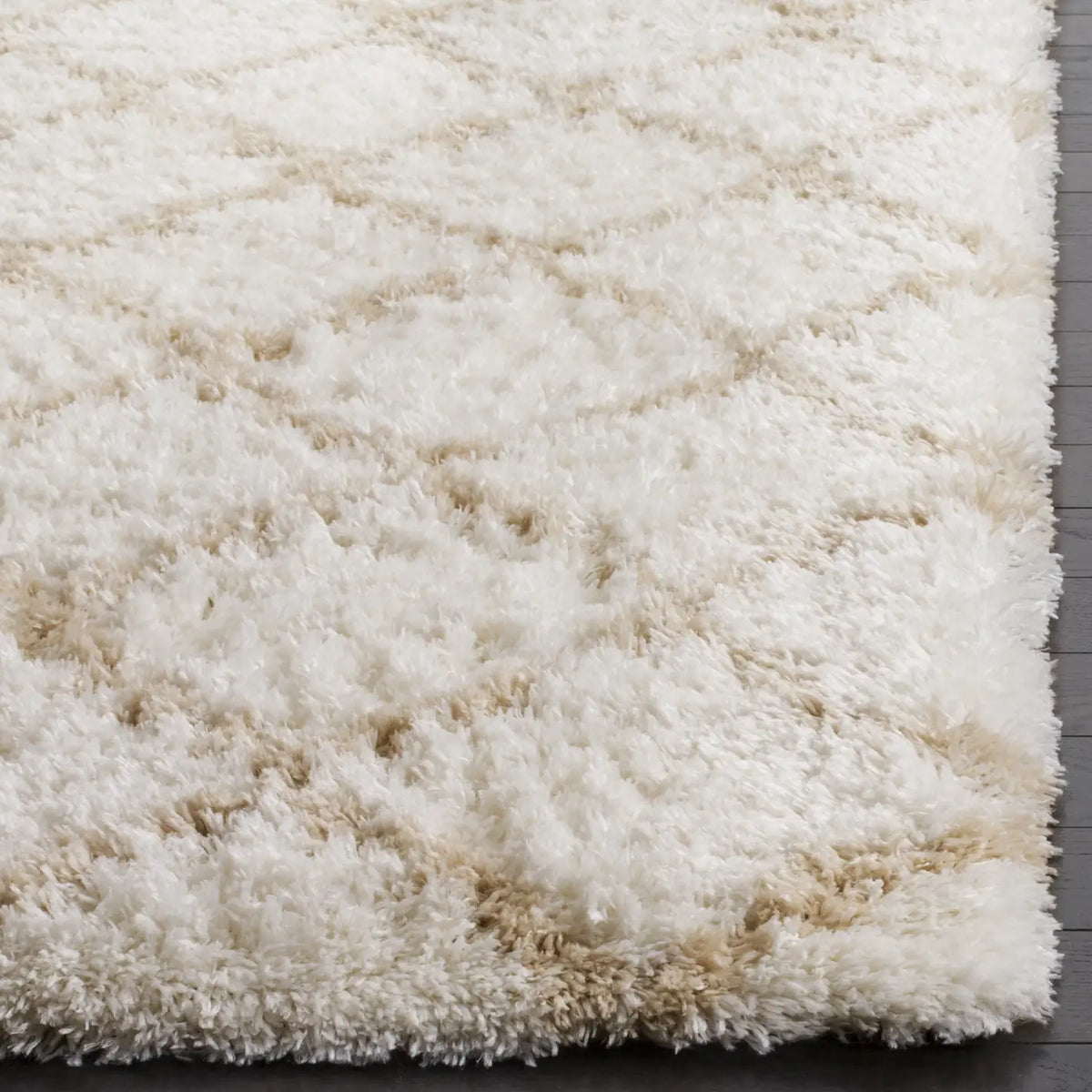 Safavieh Indie Shag 5'-1" x 7'-6" Rug in Ivory / Light Beige