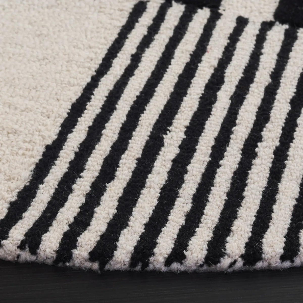 Safavieh Genre 6'-0" x 6'-0" Rug in Black / Ivory