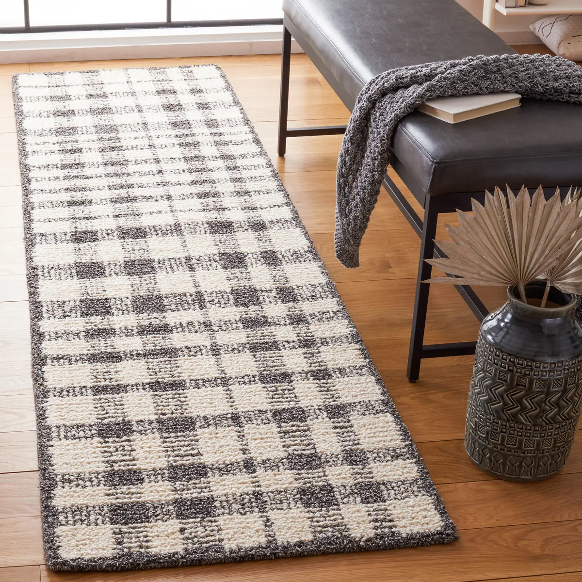 Safavieh Abstract 2'-3" x 6'-0" Rug in Ivory / Black