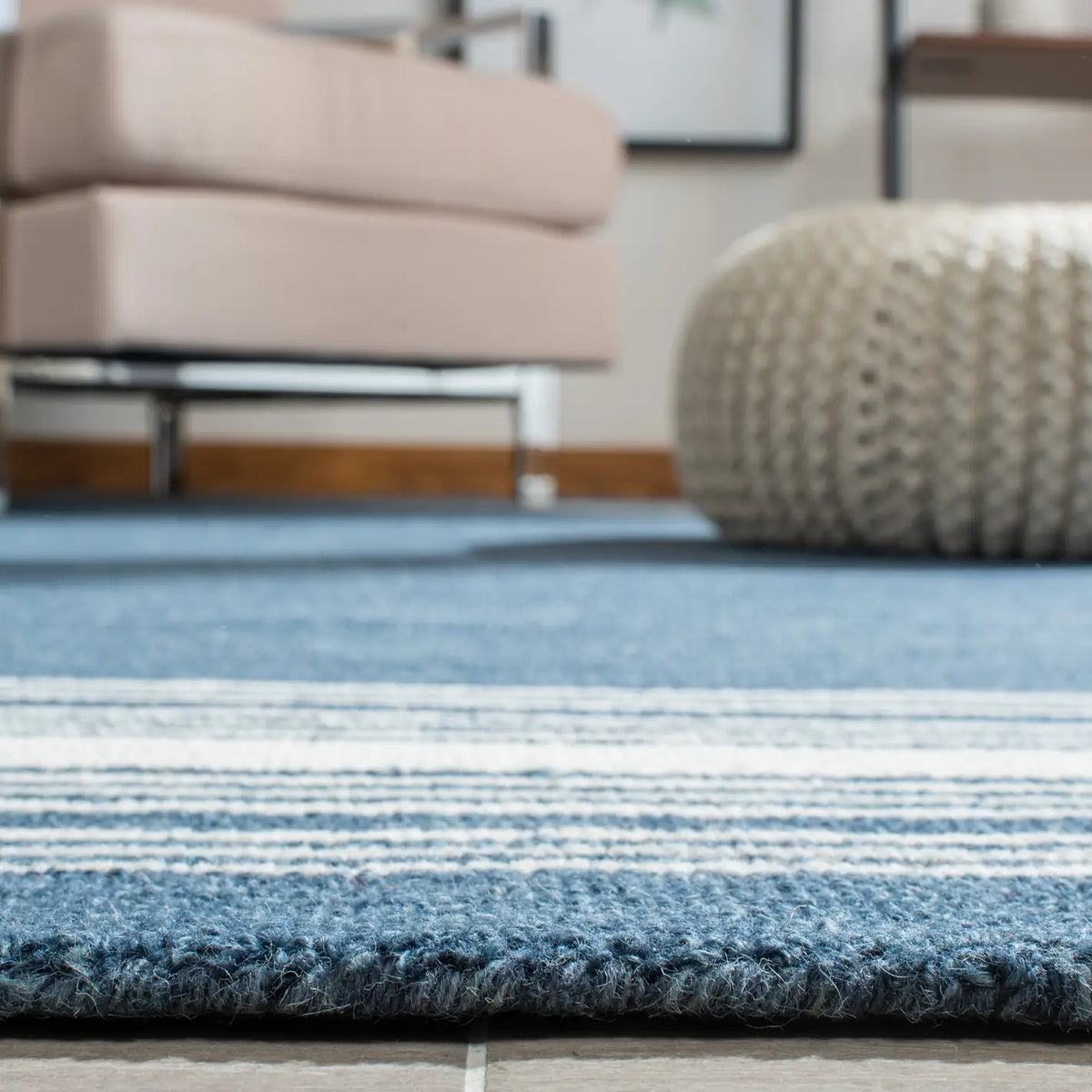 Safavieh Metro 4'-0" x 6'-0" Rug in Blue / Ivory