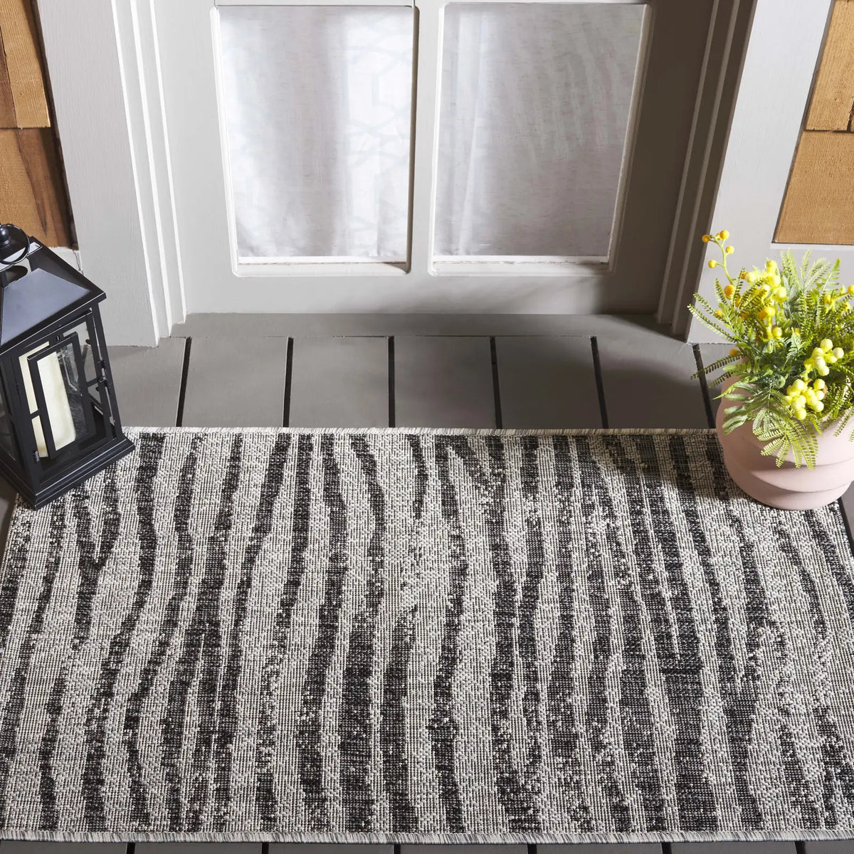 Safavieh Courtyard 2'-0" x 3'-7" Rug in Grey / Black