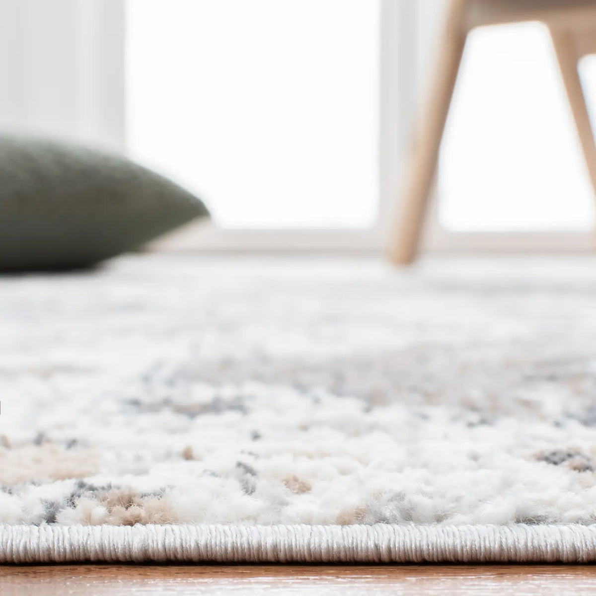 Safavieh Shivan 100 4'-0" x 6'-0" Rug in Ivory / Grey
