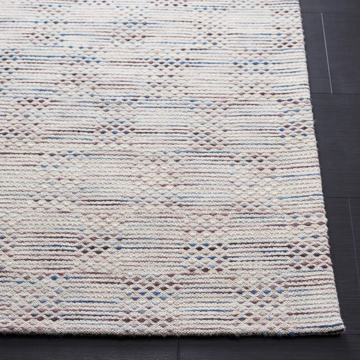 Safavieh Marbella 4'-0" x 6'-0" Rug in Blue / Beige