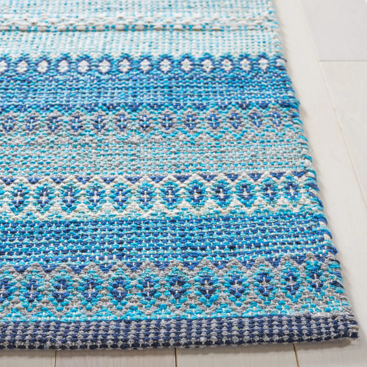 Safavieh Montauk 4'-0" x 6'-0" Rug in Grey / Blue