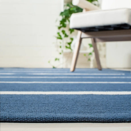 Safavieh Montauk 4'-0" x 6'-0" Rug in Navy / Ivory