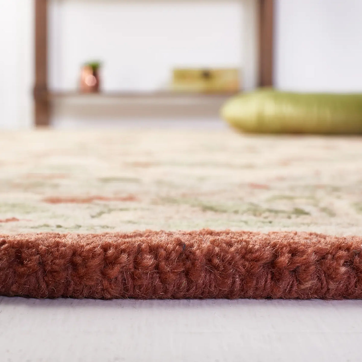 Safavieh Antiquity 4'-0" x 6'-0" Rug in Rust / Ivory