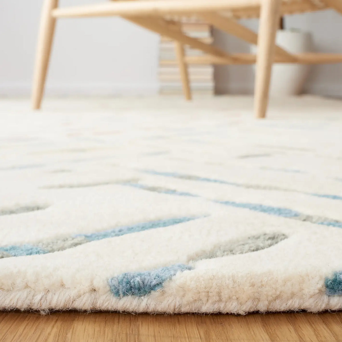 Safavieh Metro 4'-0" x 6'-0" Rug in Ivory / Blue