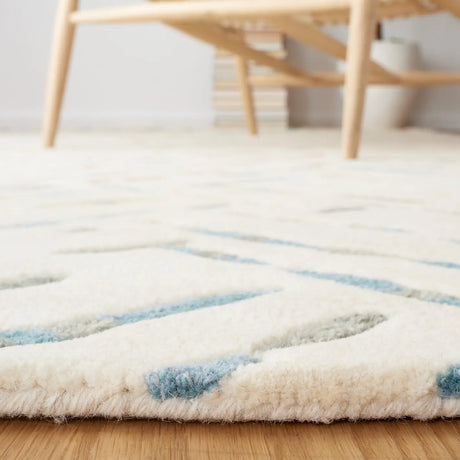 Safavieh Metro 4'-0" x 6'-0" Rug in Ivory / Blue