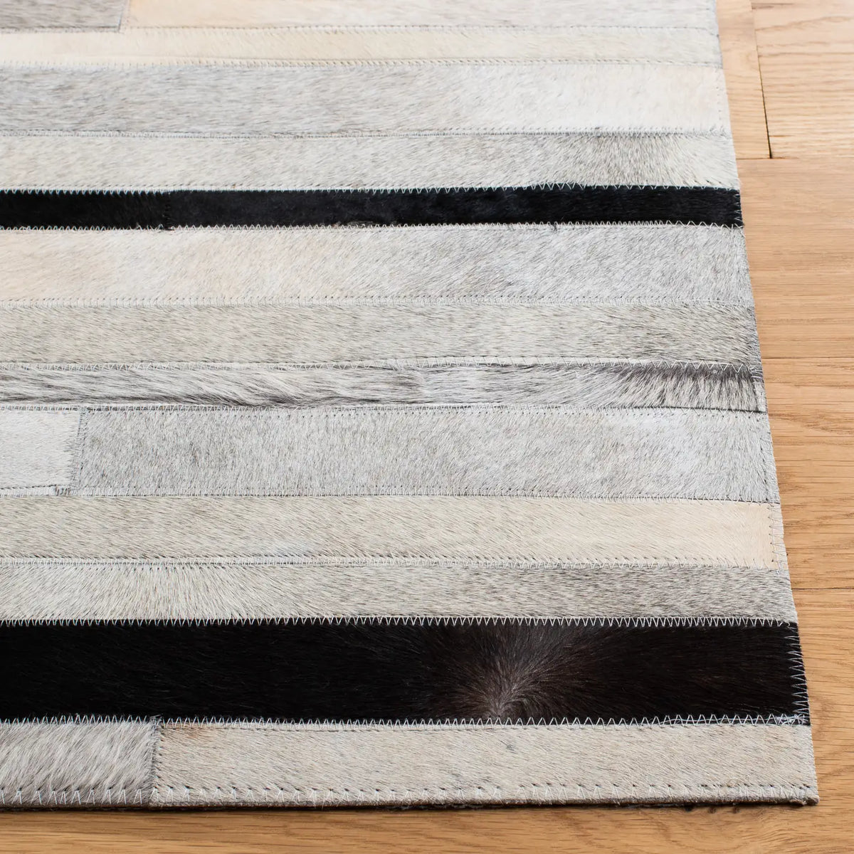Safavieh Studio Leather 4'-0" x 6'-0" Rug in Ivory / Black
