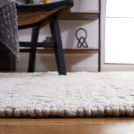 Safavieh Casablanca 4'-0" x 6'-0" Rug in Grey / Ivory