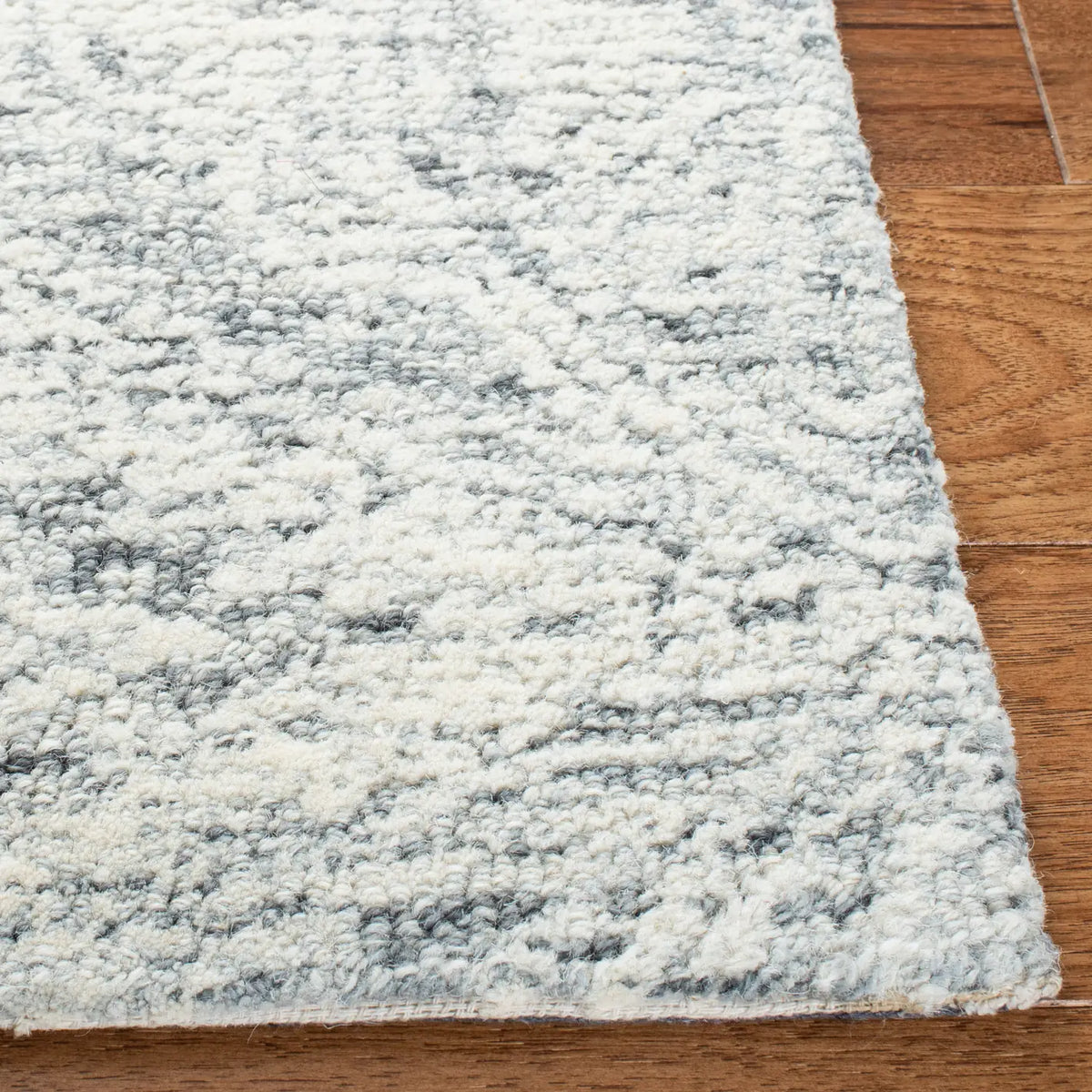 Safavieh Metro 4'-0" x 6'-0" Rug in Natural / Light Grey