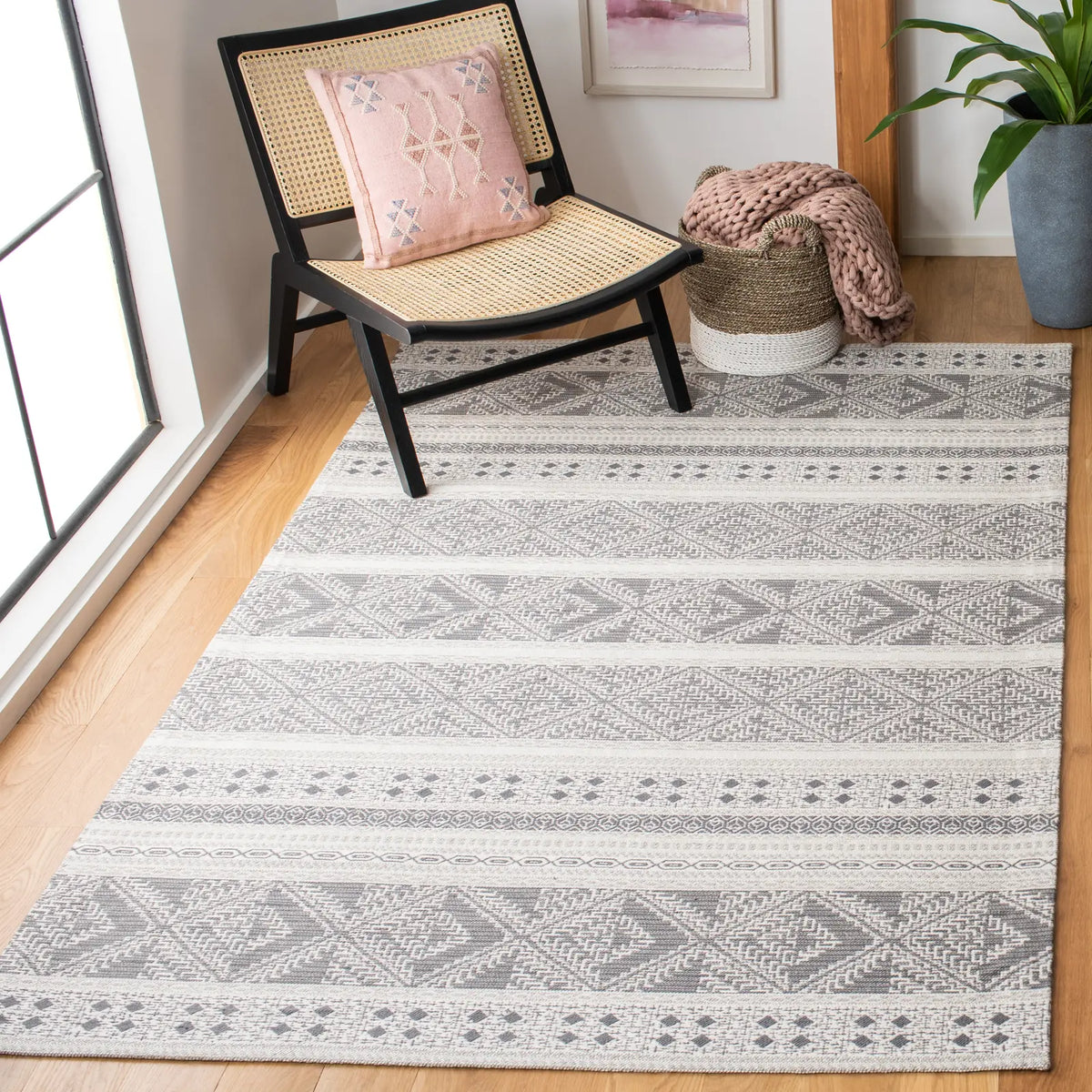 Safavieh Classic Vintage 4'-0" x 6'-0" Rug in Grey