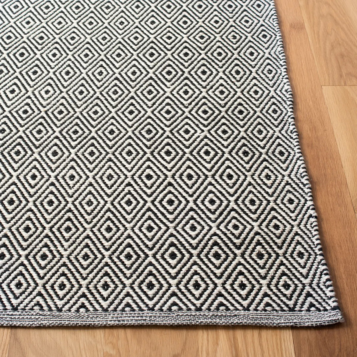Safavieh Montauk 4'-0" x 6'-0" Rug in Ivory / Navy