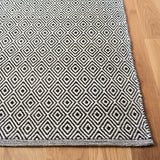Safavieh Montauk 4'-0" x 6'-0" Rug in Ivory / Navy
