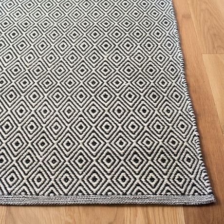Safavieh Montauk 4'-0" x 6'-0" Rug in Ivory / Navy