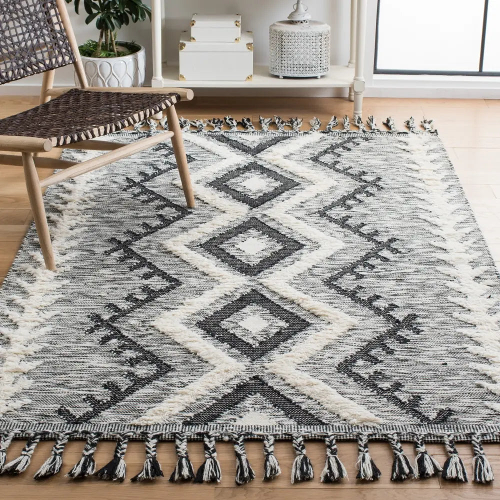 Safavieh Kenya 6'-0" x 9'-0" Rug in Ivory / Black
