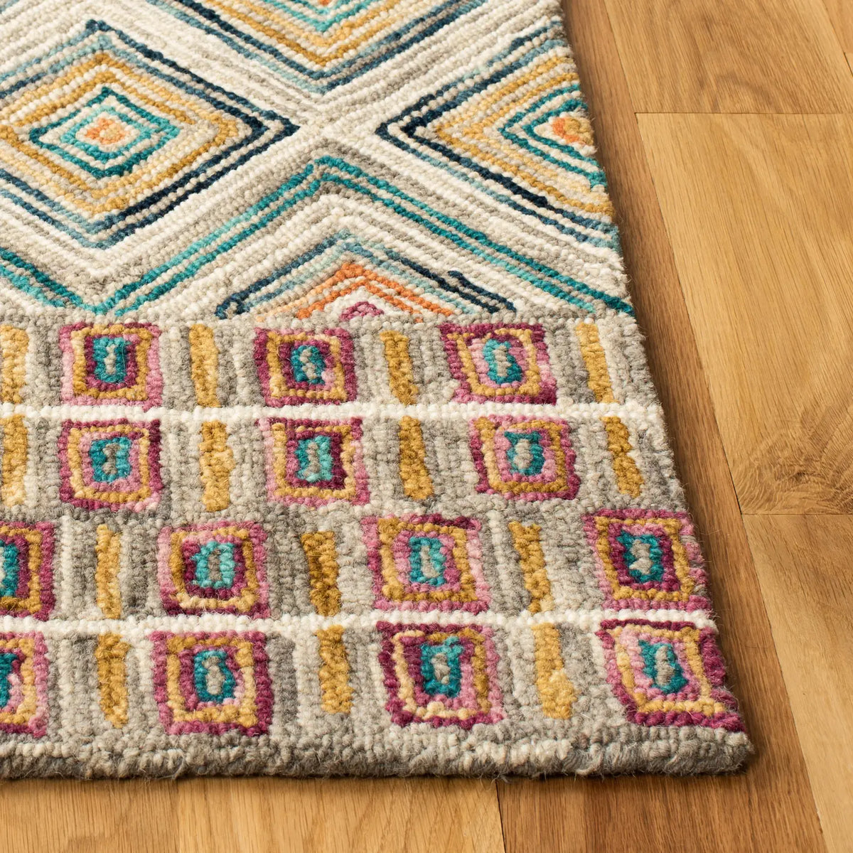 Safavieh Aspen 4'-0" x 6'-0" Rug in Green / Red