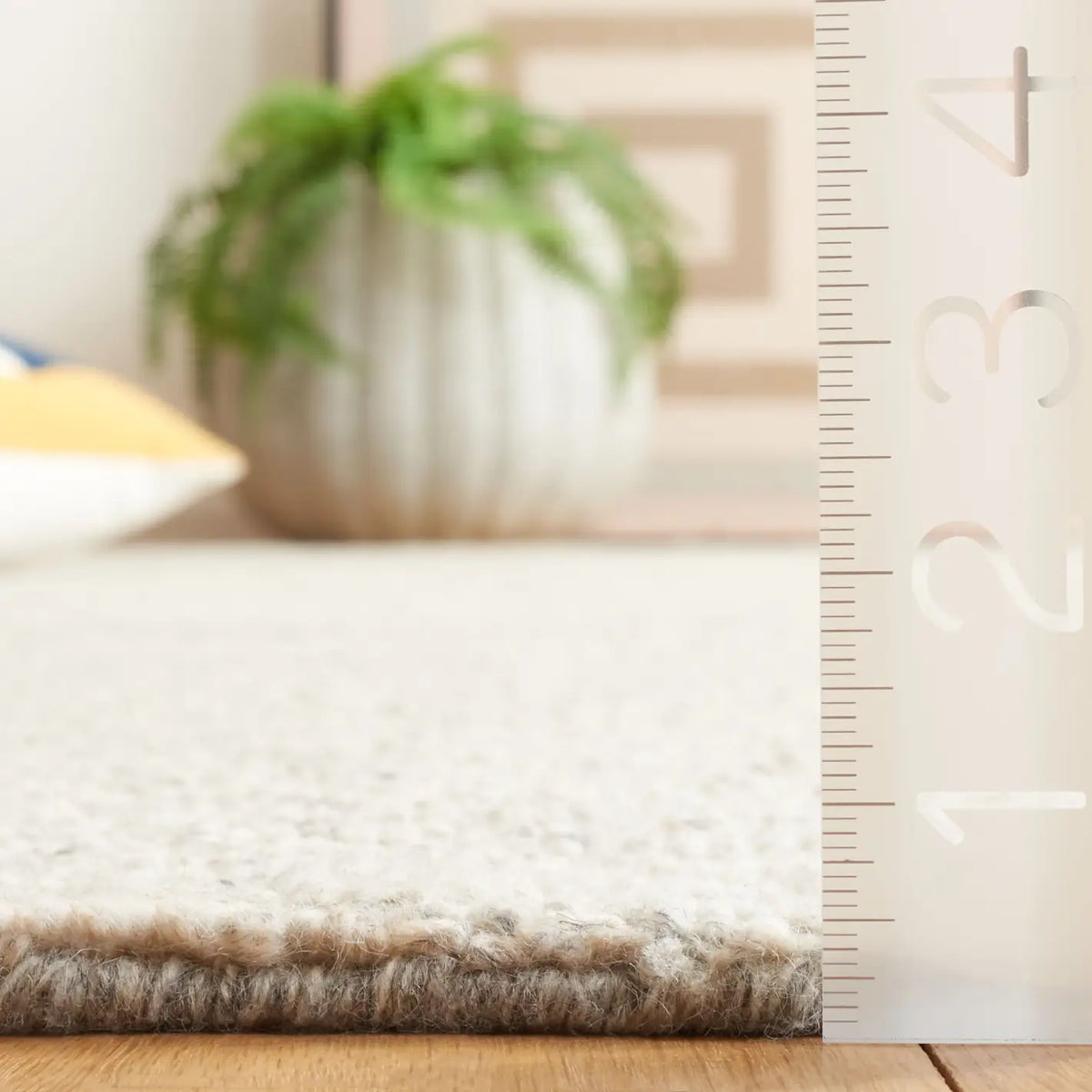Safavieh Himalaya 4'-0" x 6'-0" Rug in Beige / Light Grey