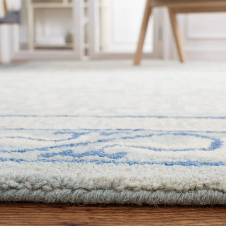 Safavieh Antiquity 4'-0" x 6'-0" Rug in Light Blue / Ivory