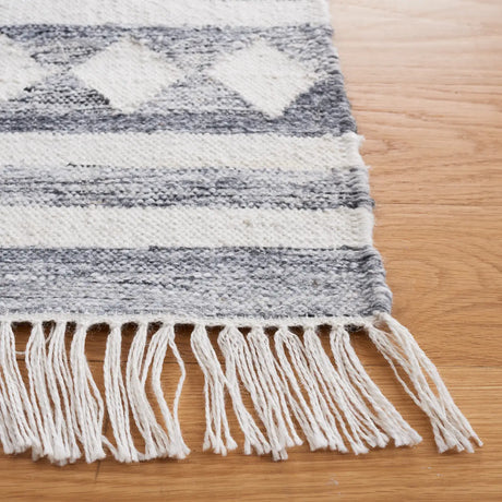 Safavieh Kilim 4'-0" x 6'-0" Rug in Grey / Ivory
