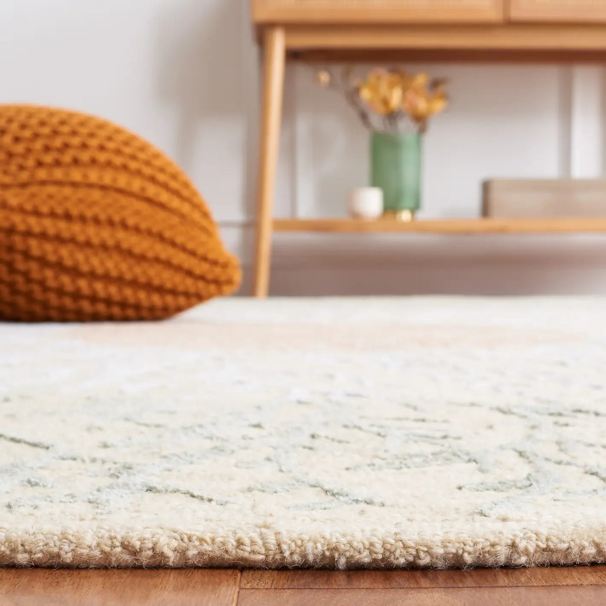 Safavieh Soho 4'-0" x 6'-0" Rug in Beige / Grey