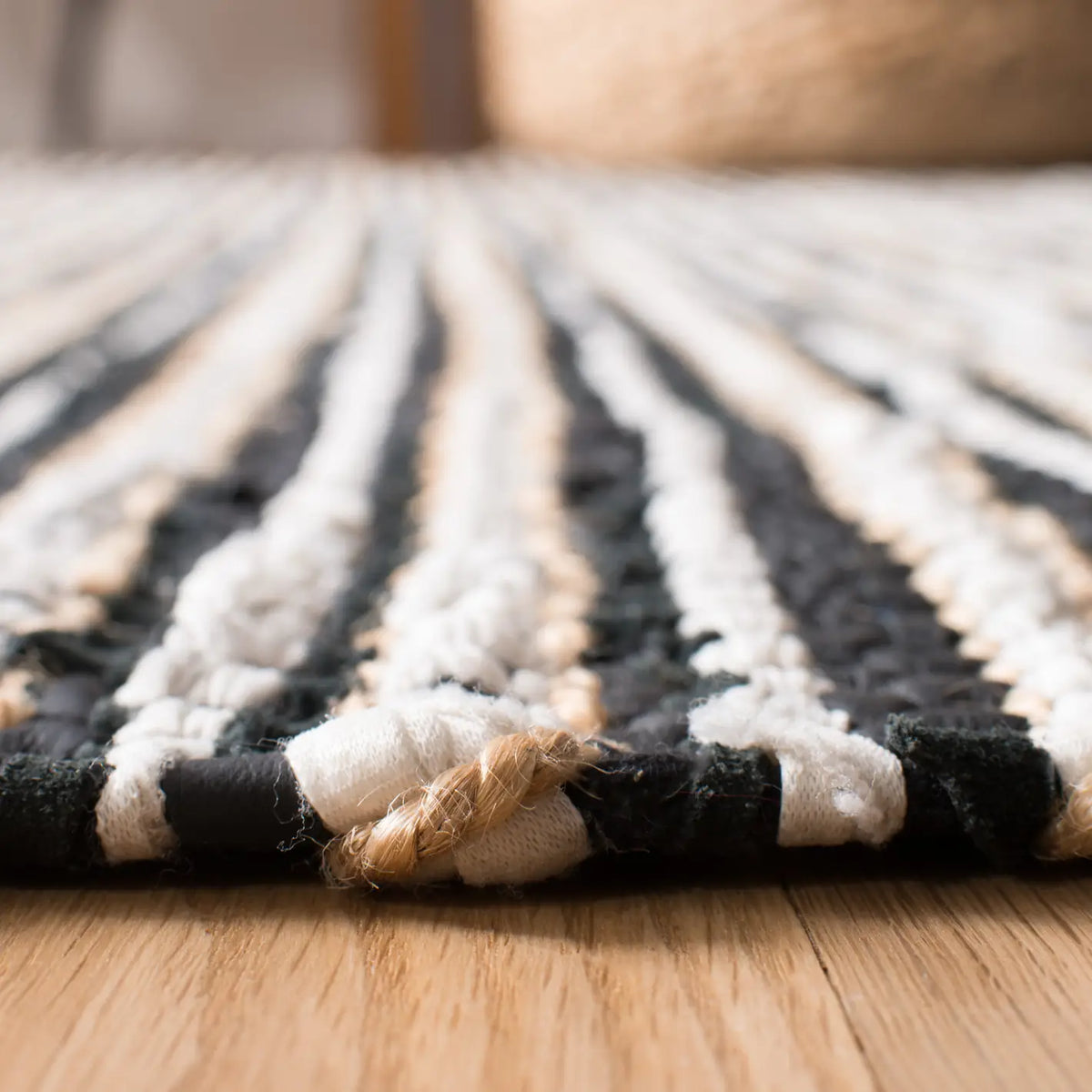 Safavieh Vintage Leather 6'-0" x 9'-0" Rug in Black / Multi