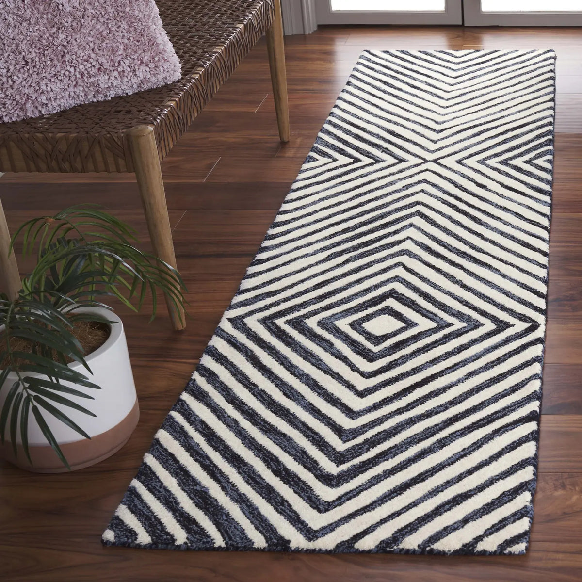 Safavieh Ebony 2'-3" x 9'-0" Rug in Navy / Ivory