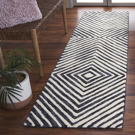 Safavieh Ebony 2'-3" x 9'-0" Rug in Navy / Ivory