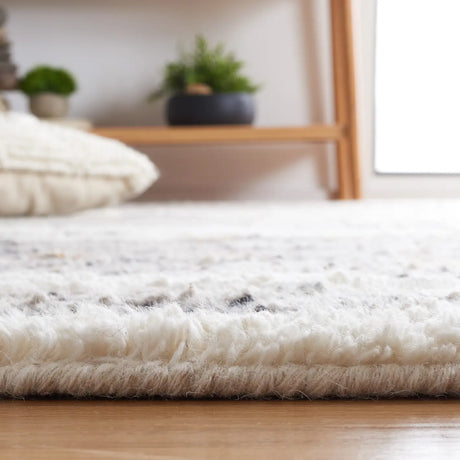 Safavieh Casablanca 4'-0" x 6'-0" Rug in Ivory / Dark Grey