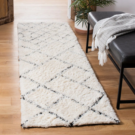 Safavieh Casablanca 2'-3" x 8'-0" Rug in Ivory / Black