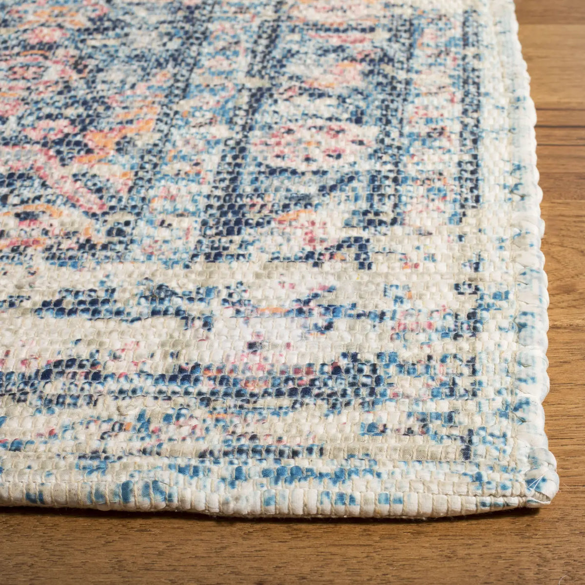 Safavieh Saffron 4'-0" x 6'-0" Rug in Blue / Turquoise