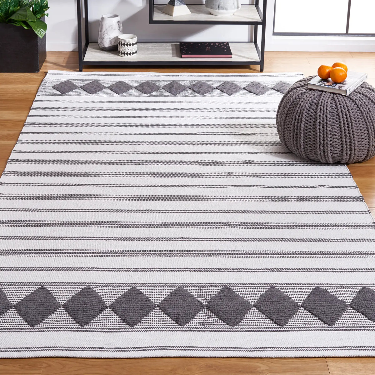 Safavieh Montauk 4'-0" x 6'-0" Rug in Dark Grey / Ivory