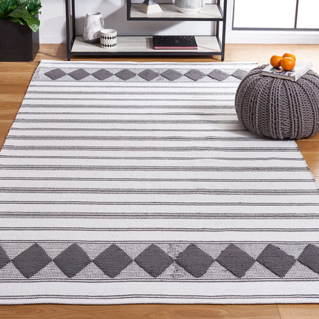 Safavieh Montauk 4'-0" x 6'-0" Rug in Dark Grey / Ivory
