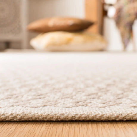 Safavieh Montauk 5'-0" x 8'-0" Rug in Ivory / Grey
