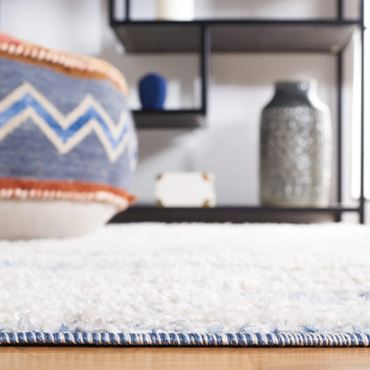 Safavieh Chapel 4'-0" x 6'-0" Rug in Blue / Ivory