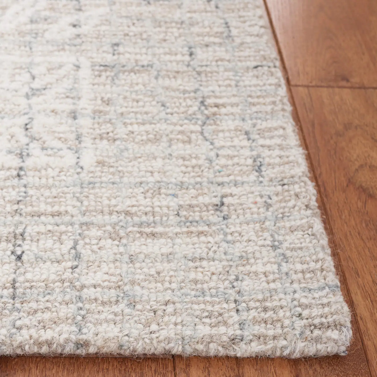 Safavieh Metro 4'-0" x 6'-0" Rug in Beige / Ivory