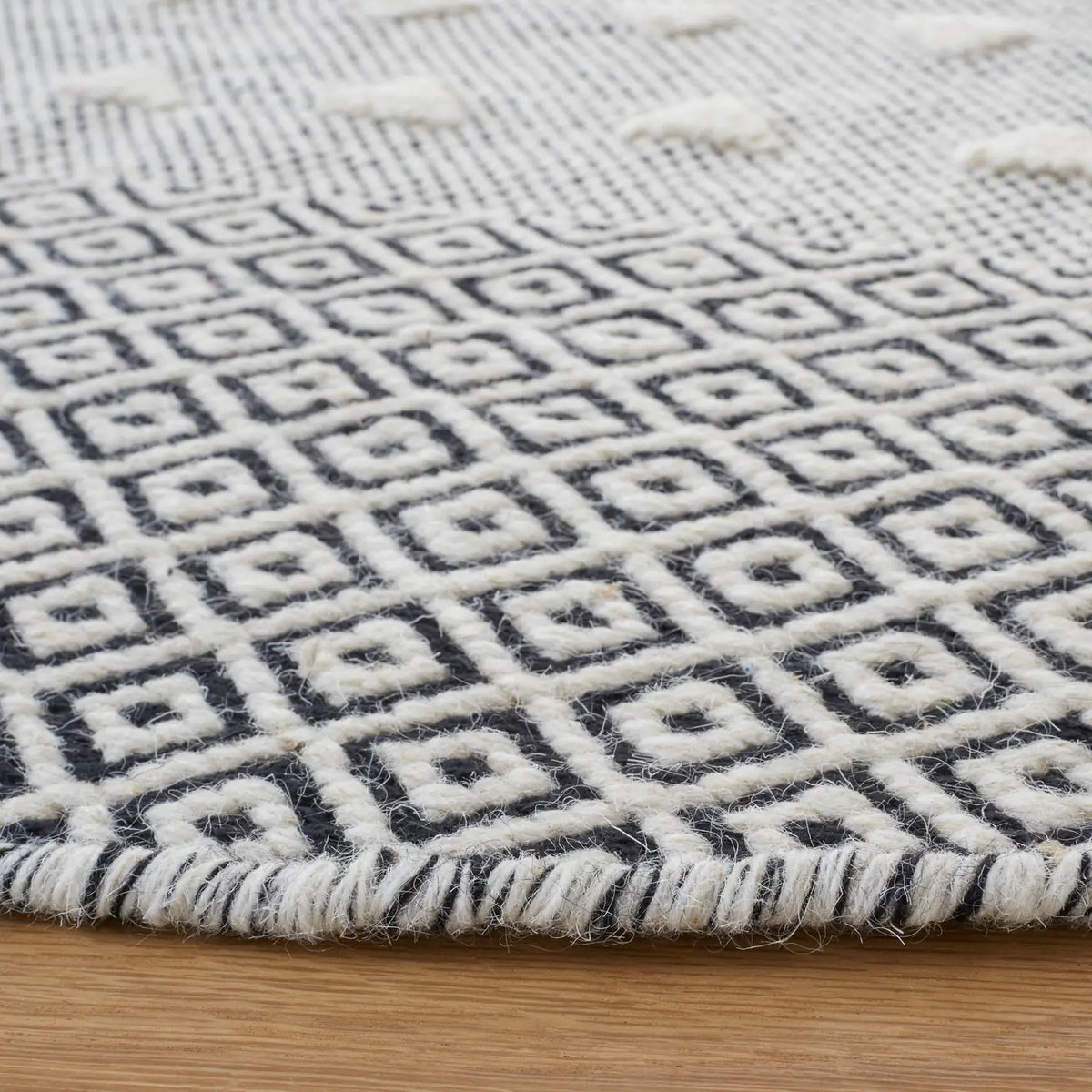Safavieh Vermont 6'-0" x 6'-0" Rug in Ivory / Black
