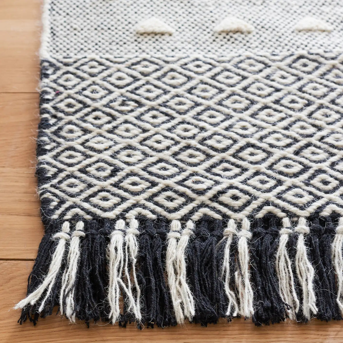 Safavieh Vermont 8'-0" x 10'-0" Rug in Ivory / Black