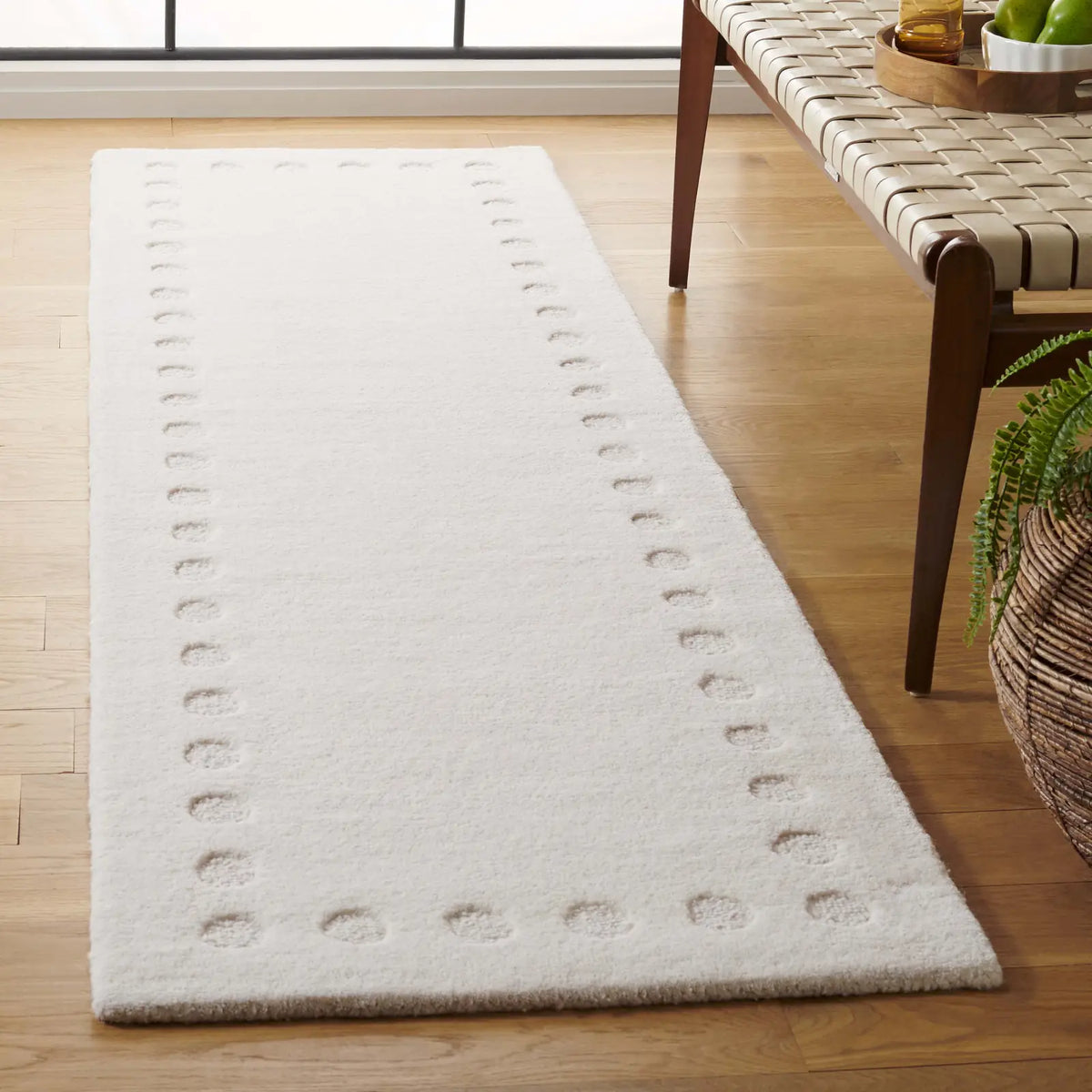 Safavieh Metro 2'-3" x 7'-0" Rug in Ivory