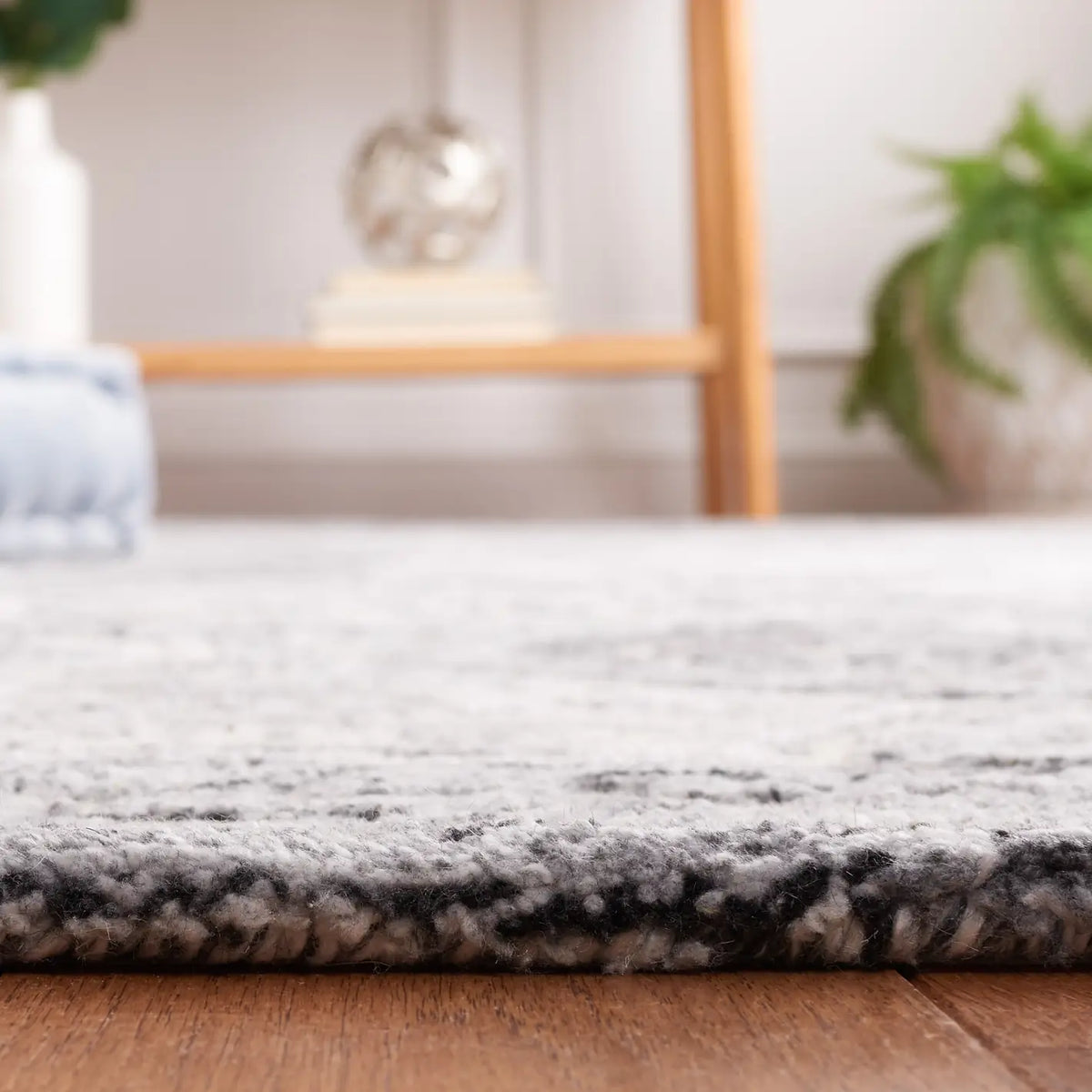Safavieh Metro 4'-0" x 6'-0" Rug in Ivory / Grey