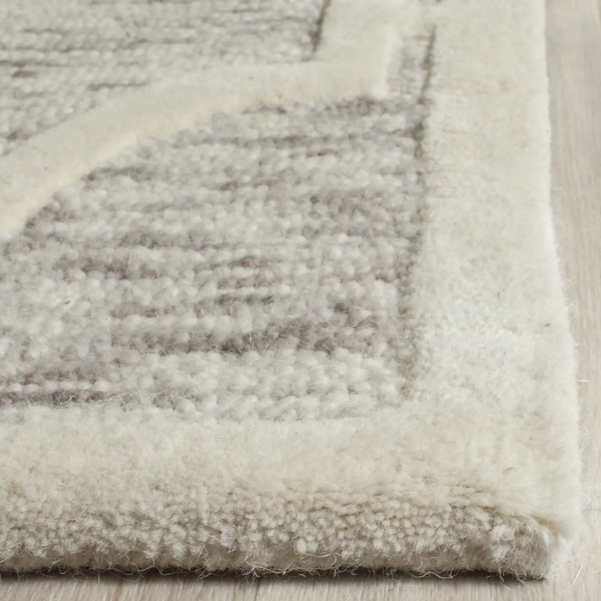 Safavieh Cambridge 4'-0" x 6'-0" Rug in Light Brown / Ivory