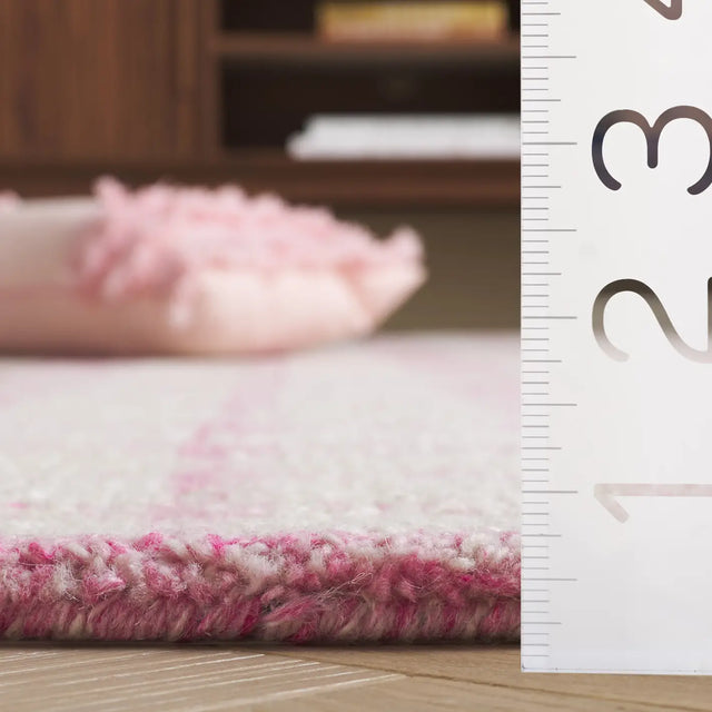 Safavieh Abstract 4'-0" x 6'-0" Rug in Ivory / Pink