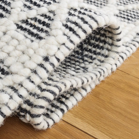 Safavieh Natura 4'-0" x 6'-0" Rug in Ivory / Black
