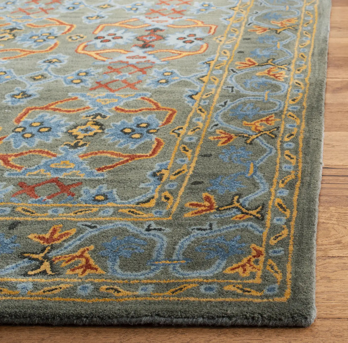 Safavieh Heritage 4'-0" x 6'-0" Rug in Sage / Blue