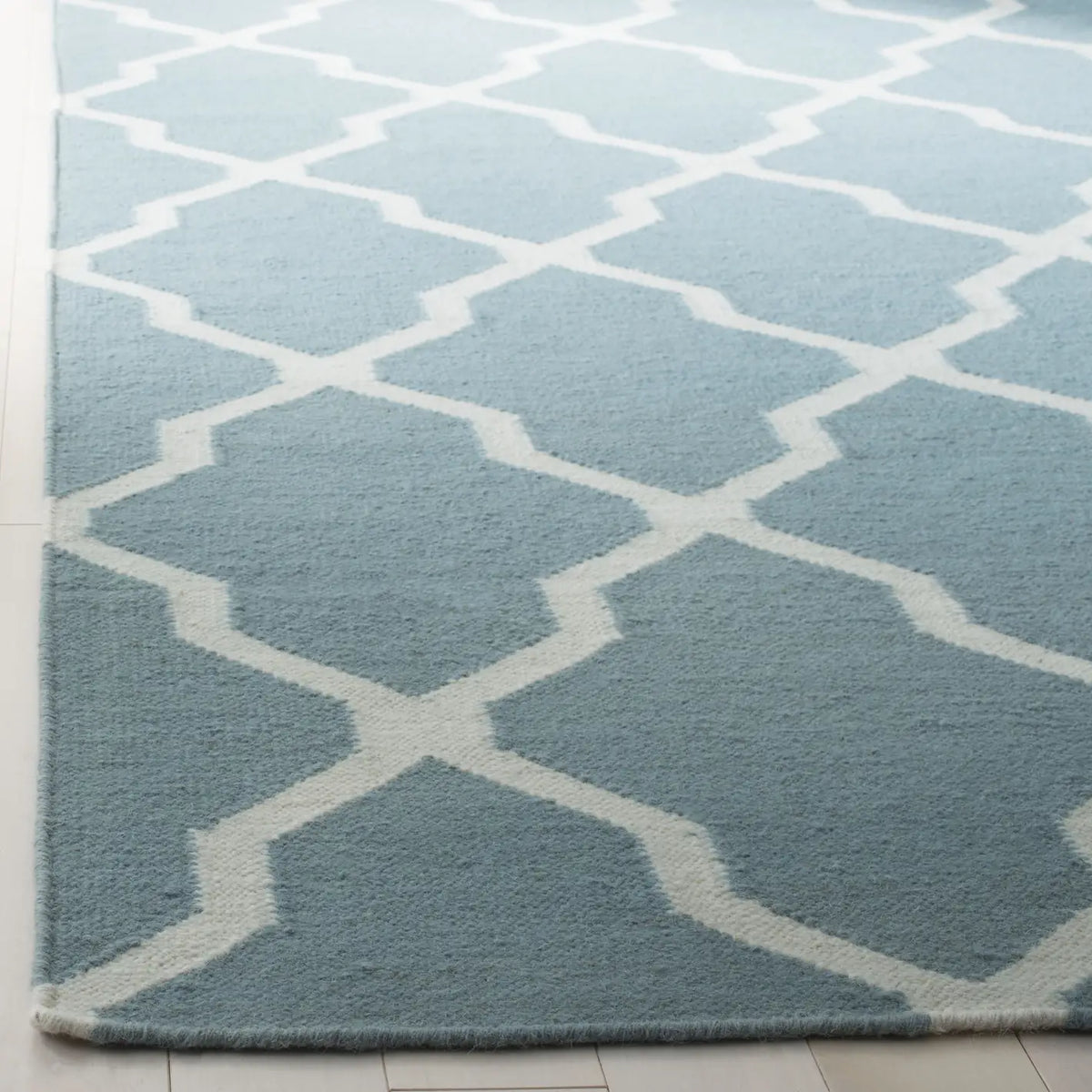Safavieh Dhurries 4'-0" x 6'-0" Rug in Light Blue / Ivory